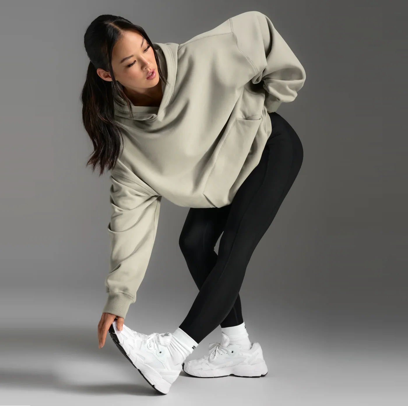 2XU Unisex EZ Oversized Organic Cotton Hoodie - Carbon - Image 5