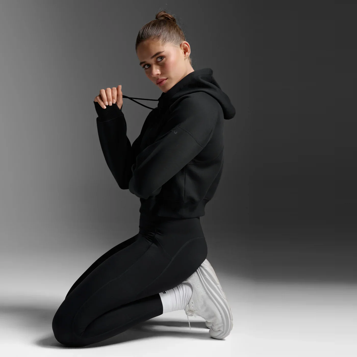 2XU Womens Form Smooth Spacer Crop Hoodie - Image 6